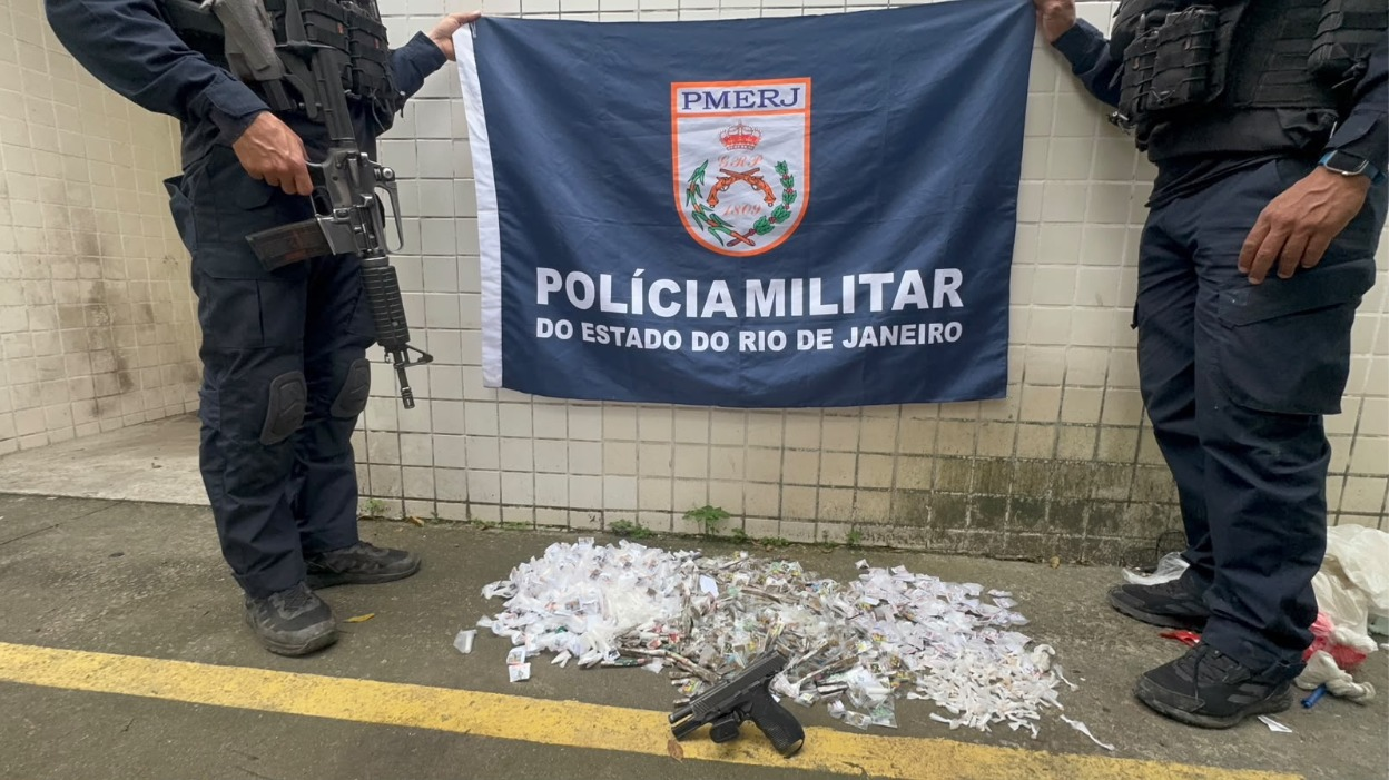 Disque Denúncia ajuda PM a apreender pistola e drogas na Cidade de Deus